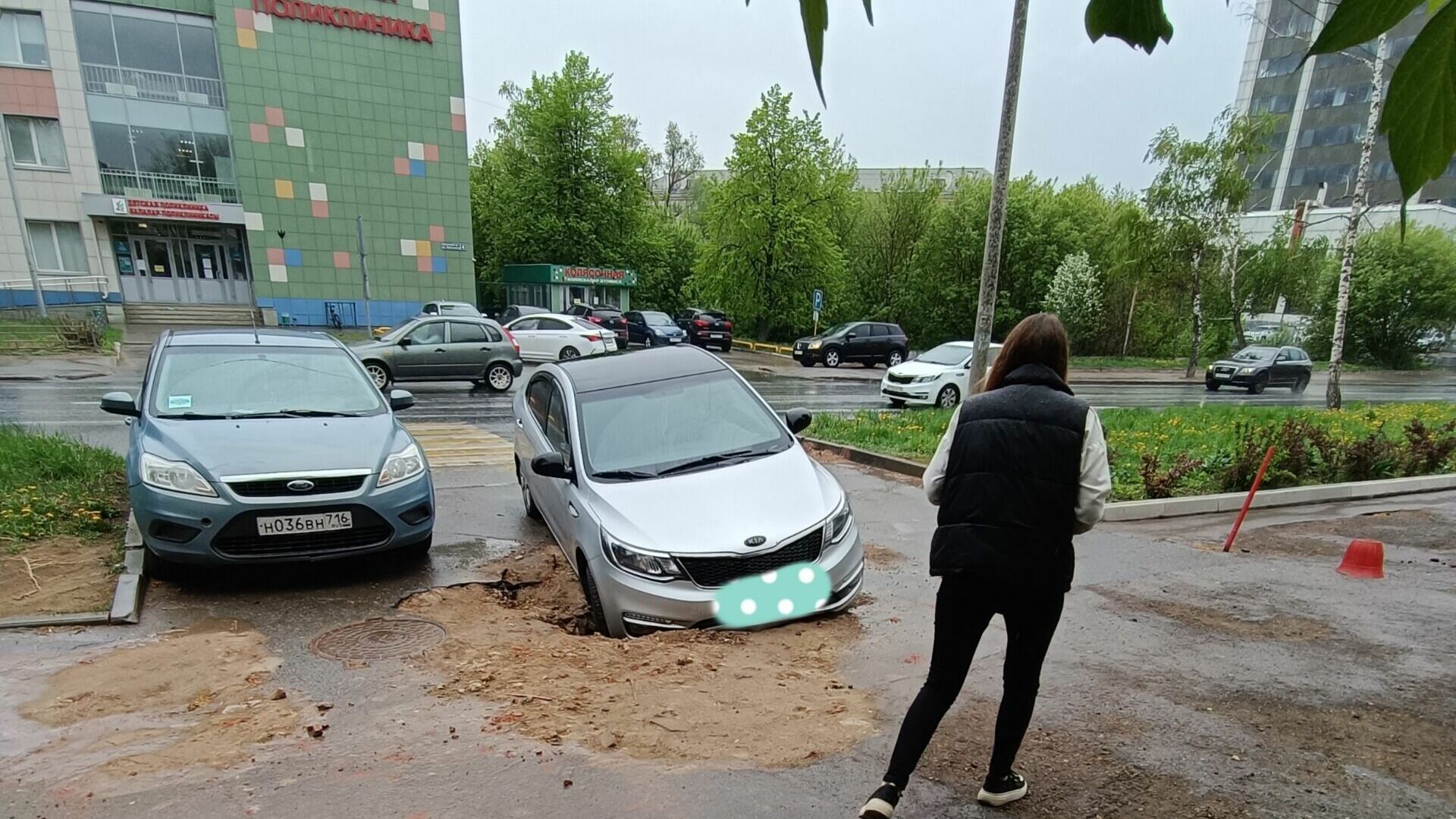 В Казани под землю ушел автомобиль