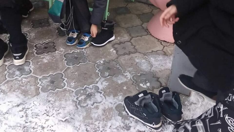 В Татарстане детей продолжают заставлять переобуваться на улице