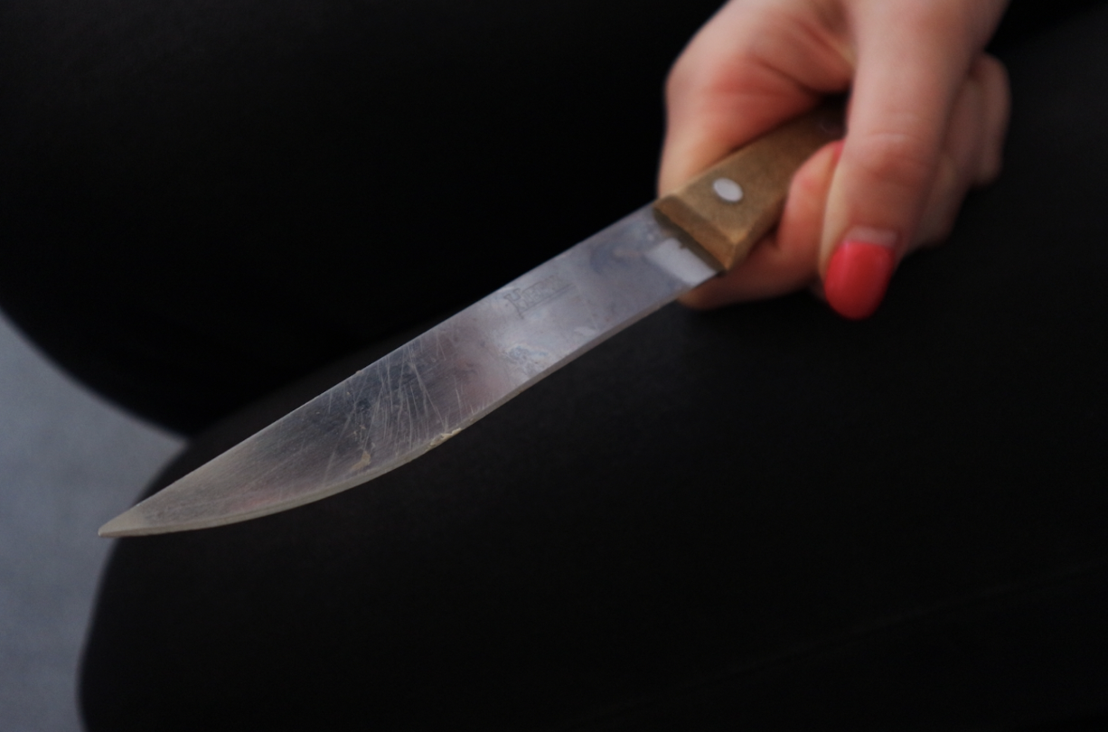 Челнинец получил нож в спину от пьяной матери-пенсионерки