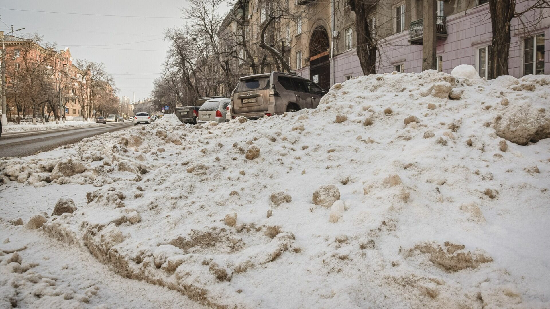 В Бугульме пешеходы чуть не оказались под снегом с крыши жилого дома