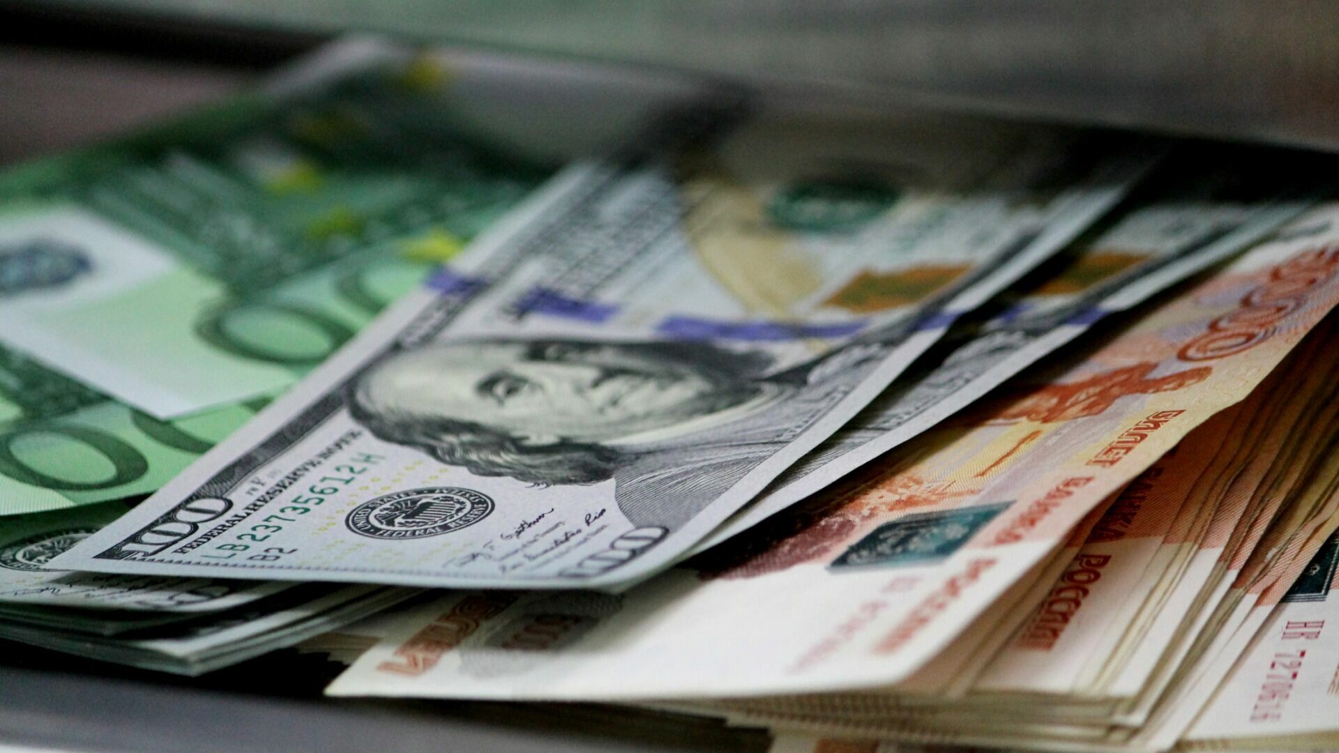 В Татарстане в три раза чаще начали незаконно вывозить валюту