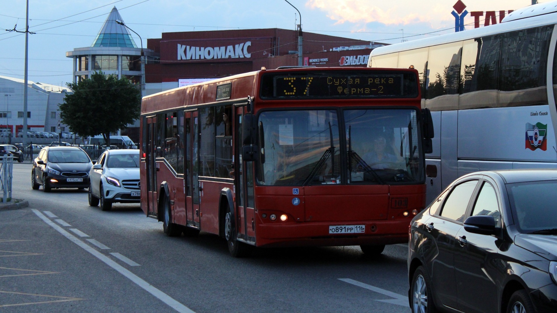 В Казани из-за ливня затопило автобус