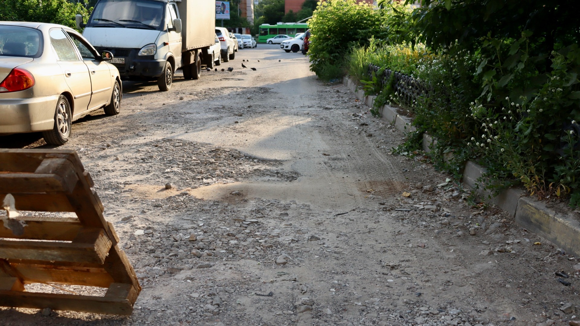 Жители домов на Фучика не могут въехать во двор из-за ям на дороге