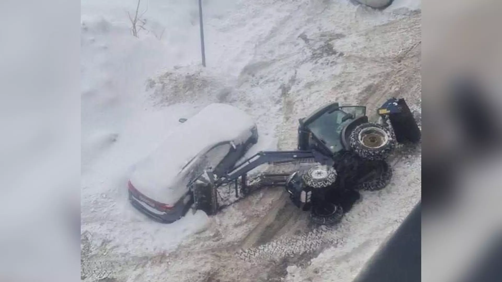 В Татарстане заметили упавший на бок снегоуборочный трактор