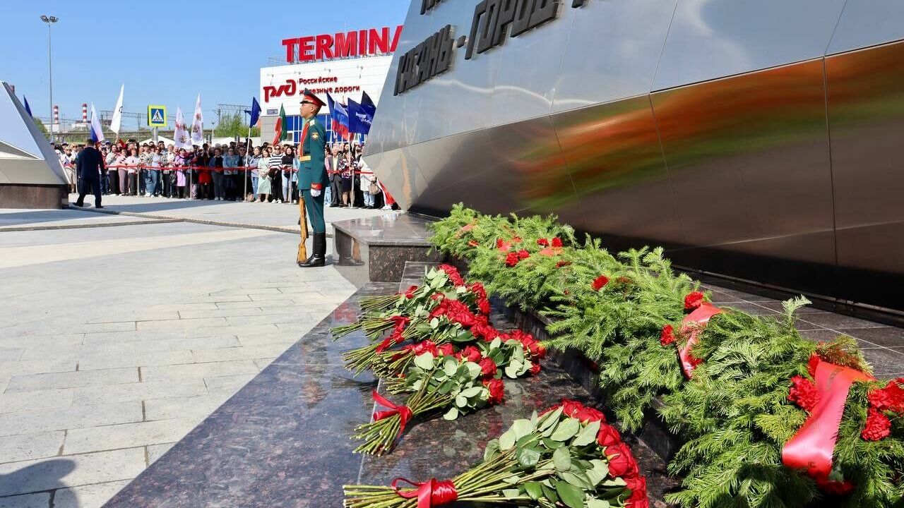 В Казани открыли стелу «Город трудовой доблести» — фото