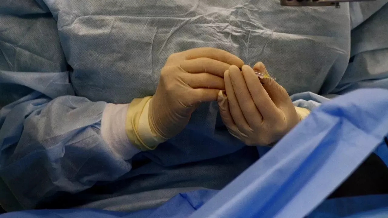 Осужденному за смерть пациентки хирургу из Казани разрешили меддеятельность