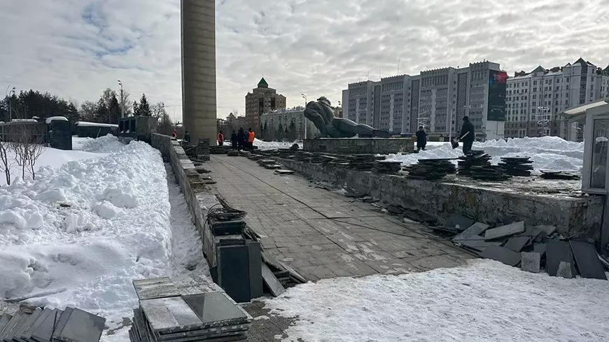 Плитку у мемориала возле парка Горького поменяют на шероховатую