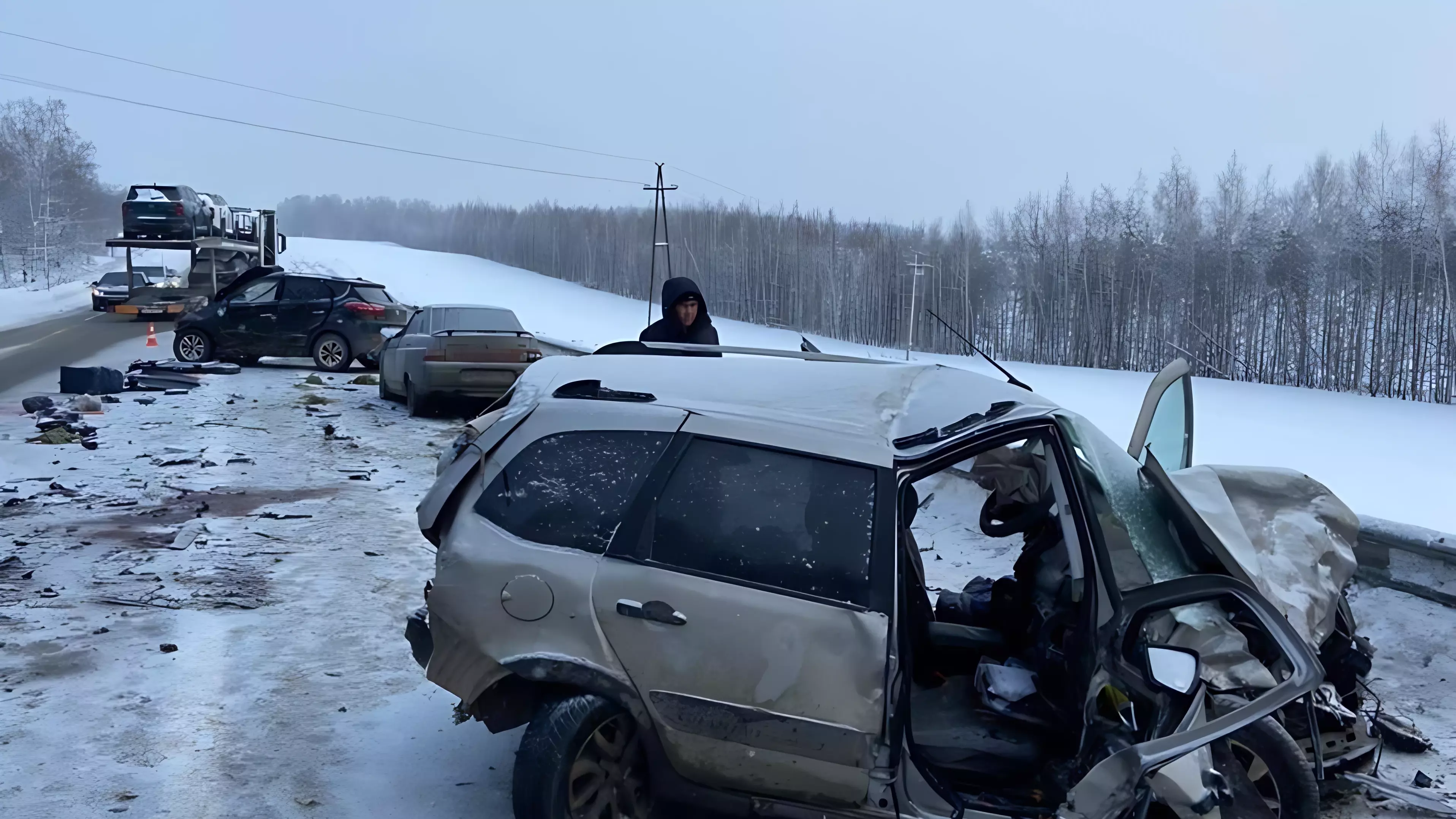 Кроссовер столкнулся с отечественными авто на трассе в Татарстане