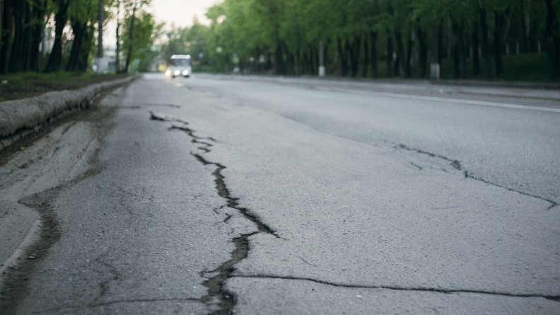 На дороге в Казани образовался огромный разлом