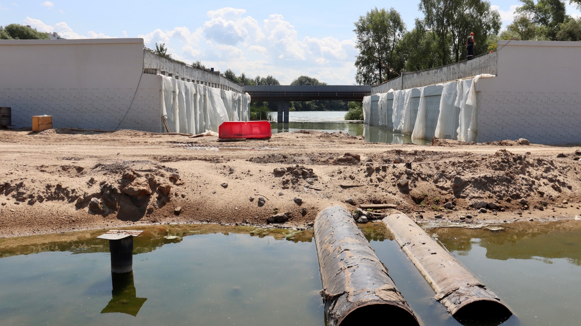 Под строящимся мостом на Назарбаева открыли проход для воды