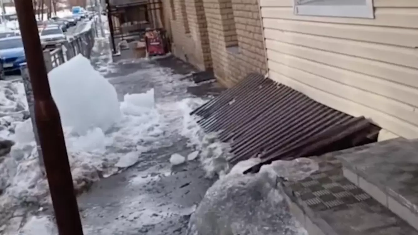 Снежная глыба рухнула на машину в центре Казани