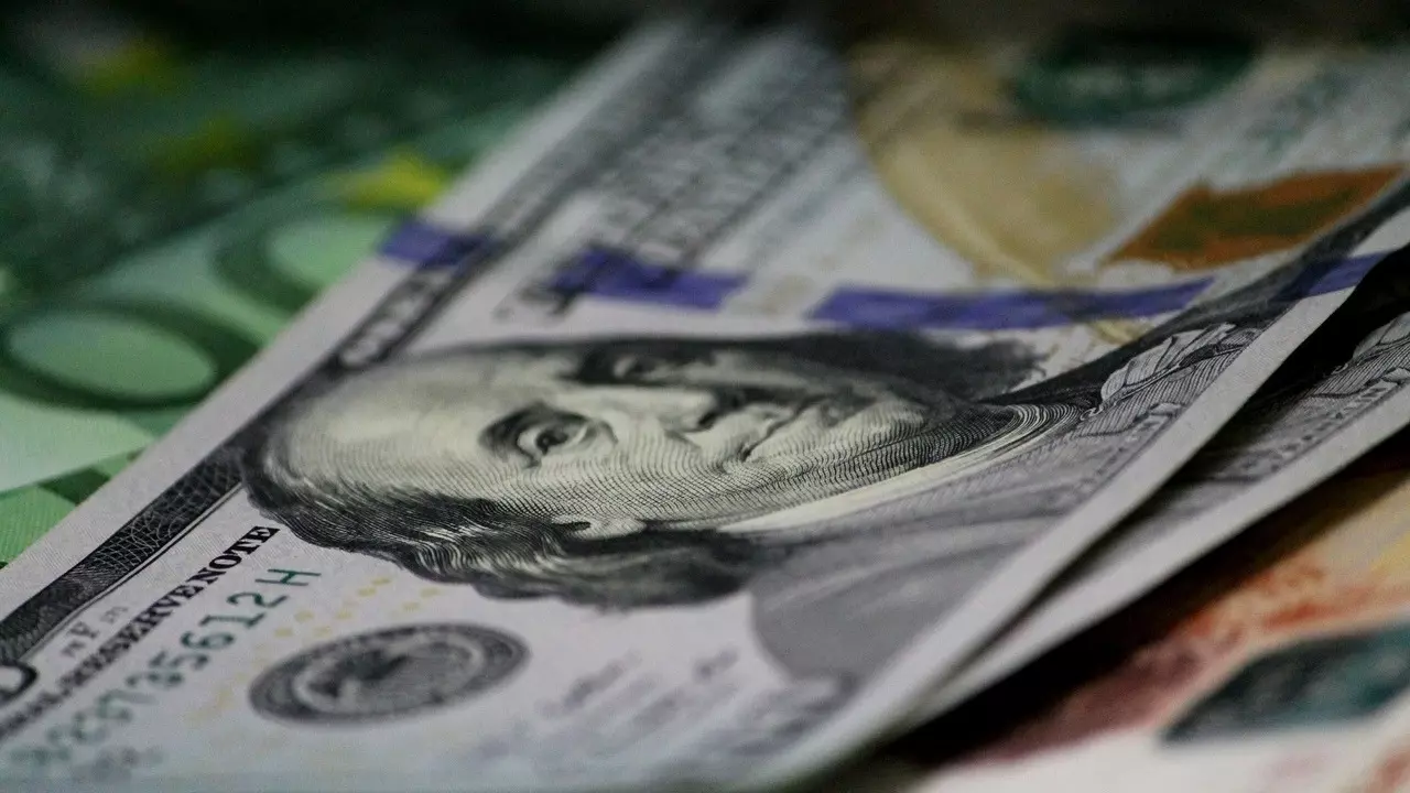 Курс доллара опустился ниже 89 рублей
