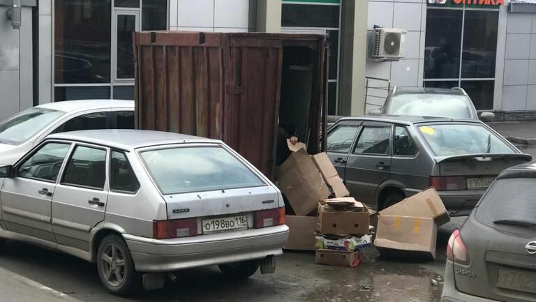 Казанцы вынуждены терпеть мусорный контейнер от общепита