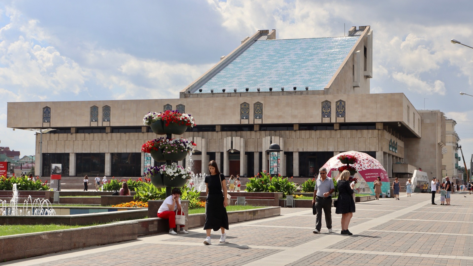 Состояние площади перед театром Камала в Казани — фото