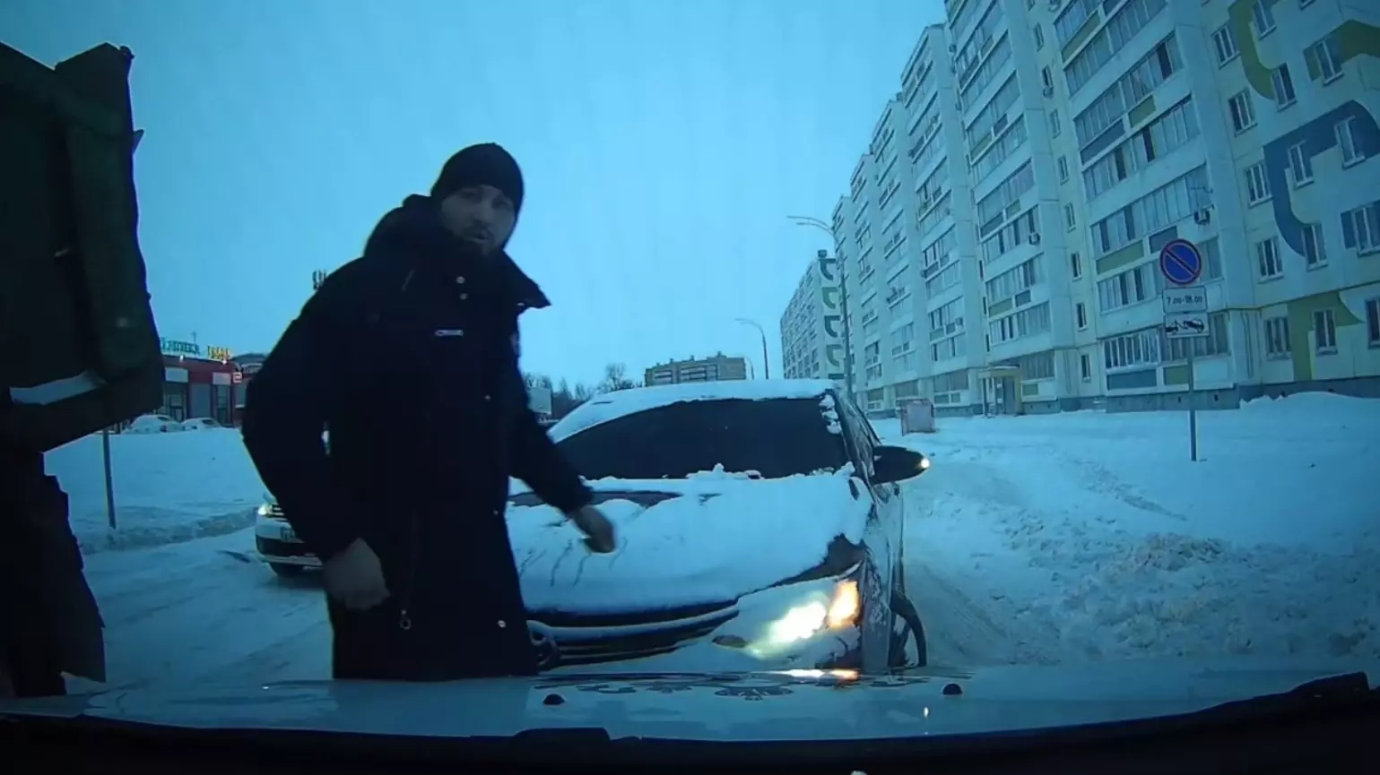 В Татарстане директор школы выехал на встречную полосу и угрожал водителю