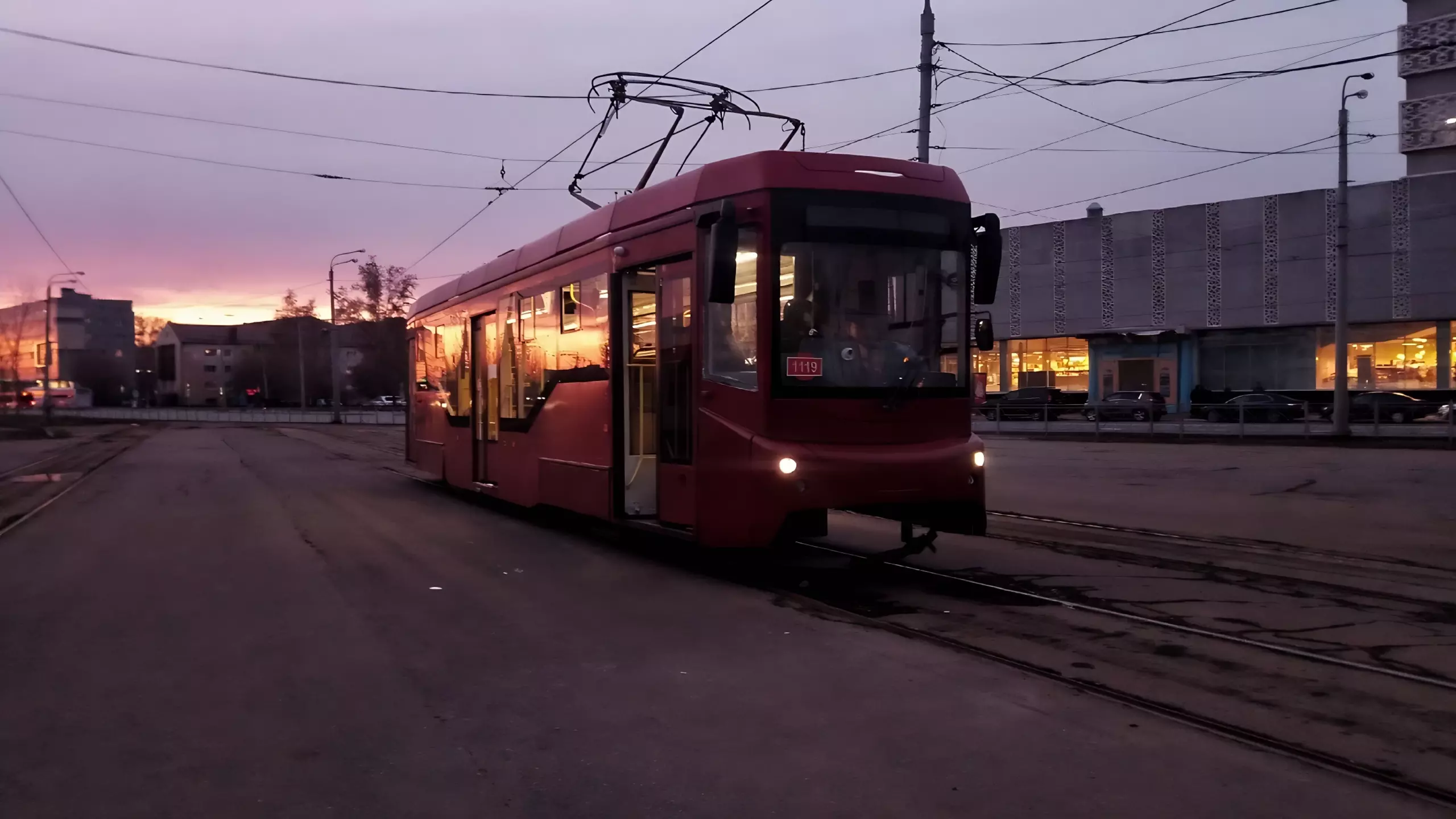 В Казани трамвай столкнулся с легковушкой