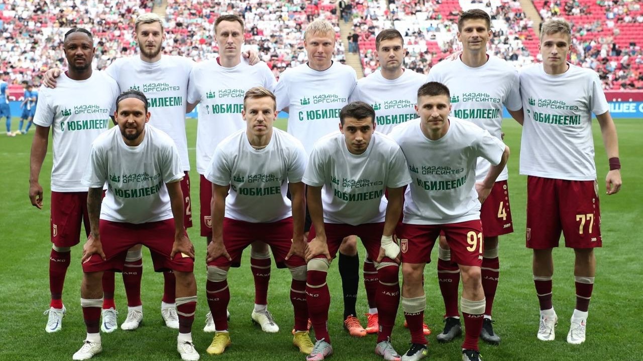 Футболисты «Рубина» поздравили «Казаньоргсинтез» с юбилеем