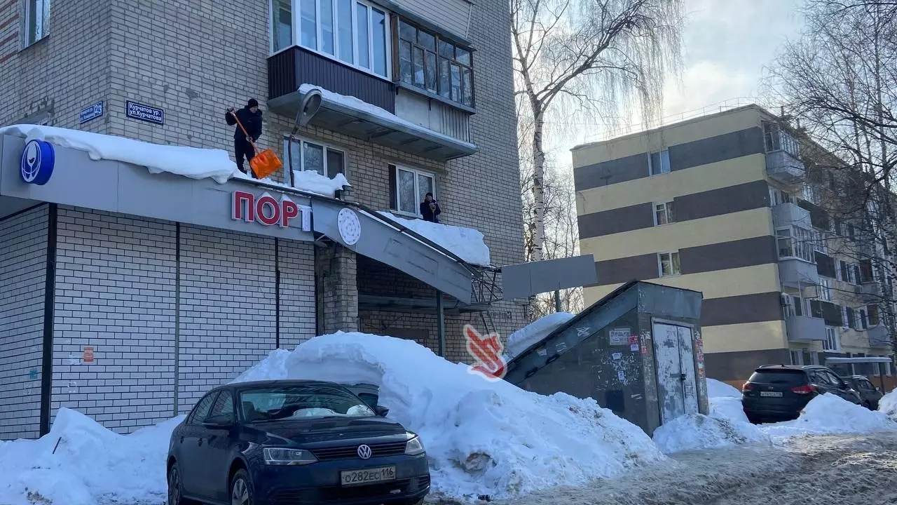 В Казани снегом разрушило козырек алкомаркета