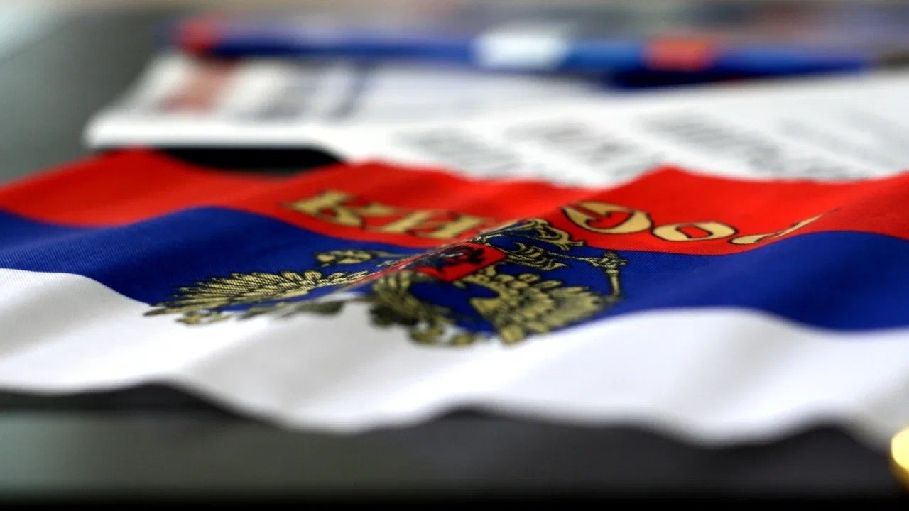 В Татарстане жителей поздравили с Днем российского флага