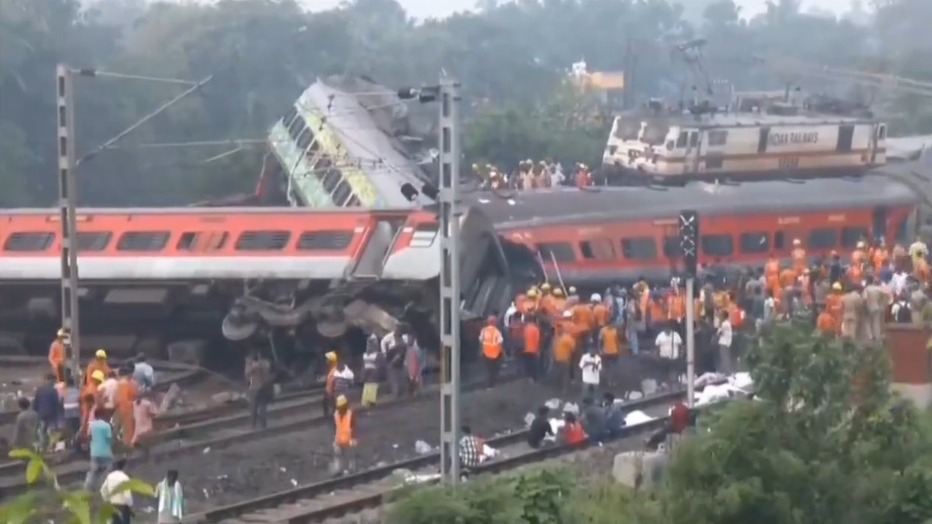 При столкновении поездов в Индии погибли более 200 человек
