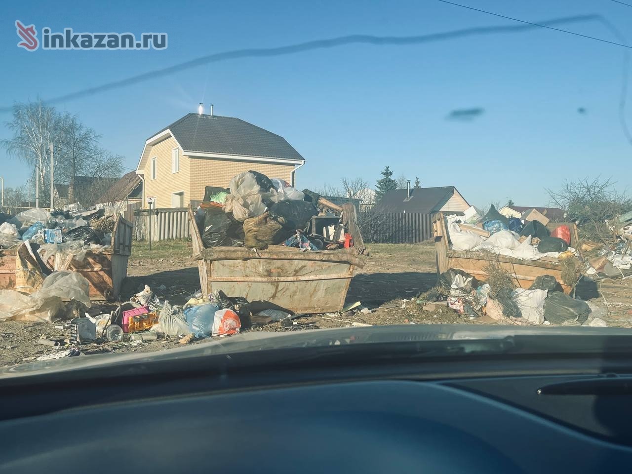 Фотографии мусорной площадки в Константиновке, сделанные в разное время года. 