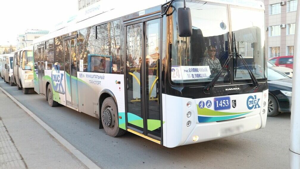 На городские маршруты Омска вышли 22 новых экологичных автобуса