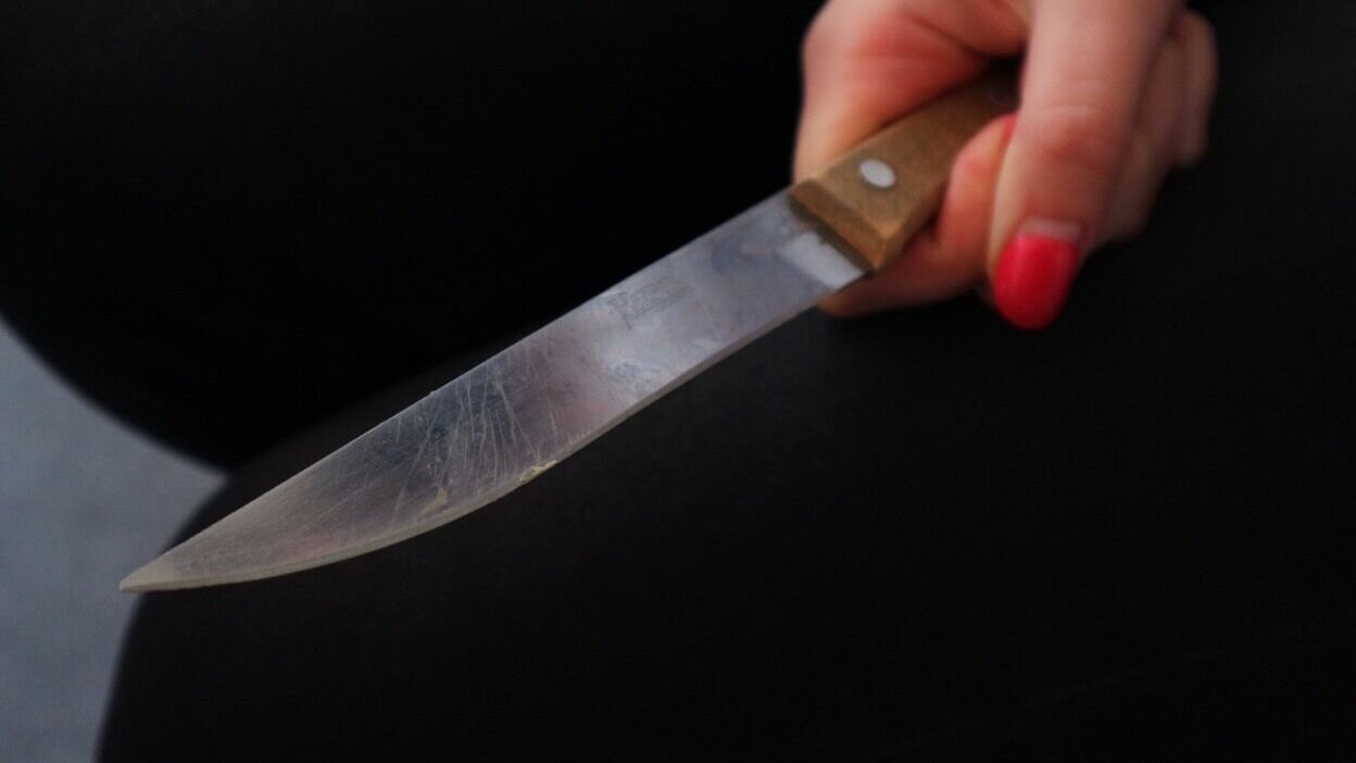 В Зеленодольске женщина воткнула нож в живот мужу