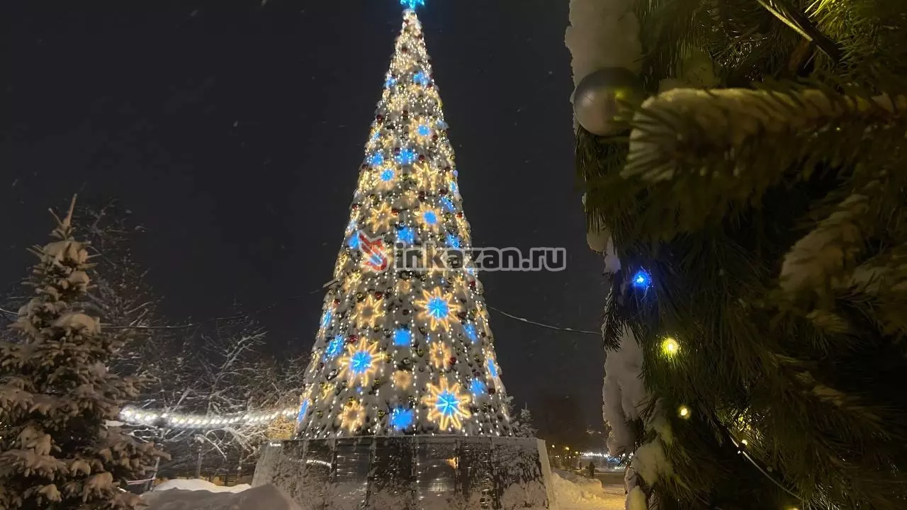 Сквер казанской филармонии украсили к Новому году