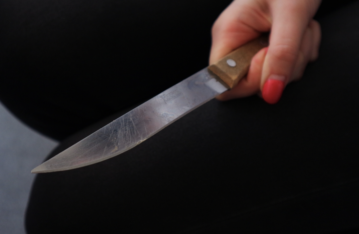 Женщина ударила мужа ножом во время ссоры в Казани