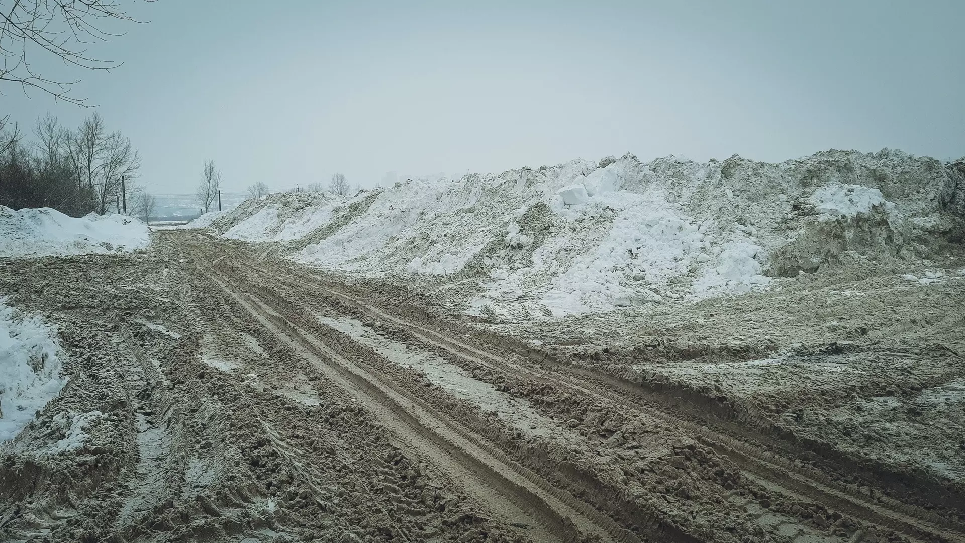 Казанцам объяснили, почему в поселках не вывозят снег