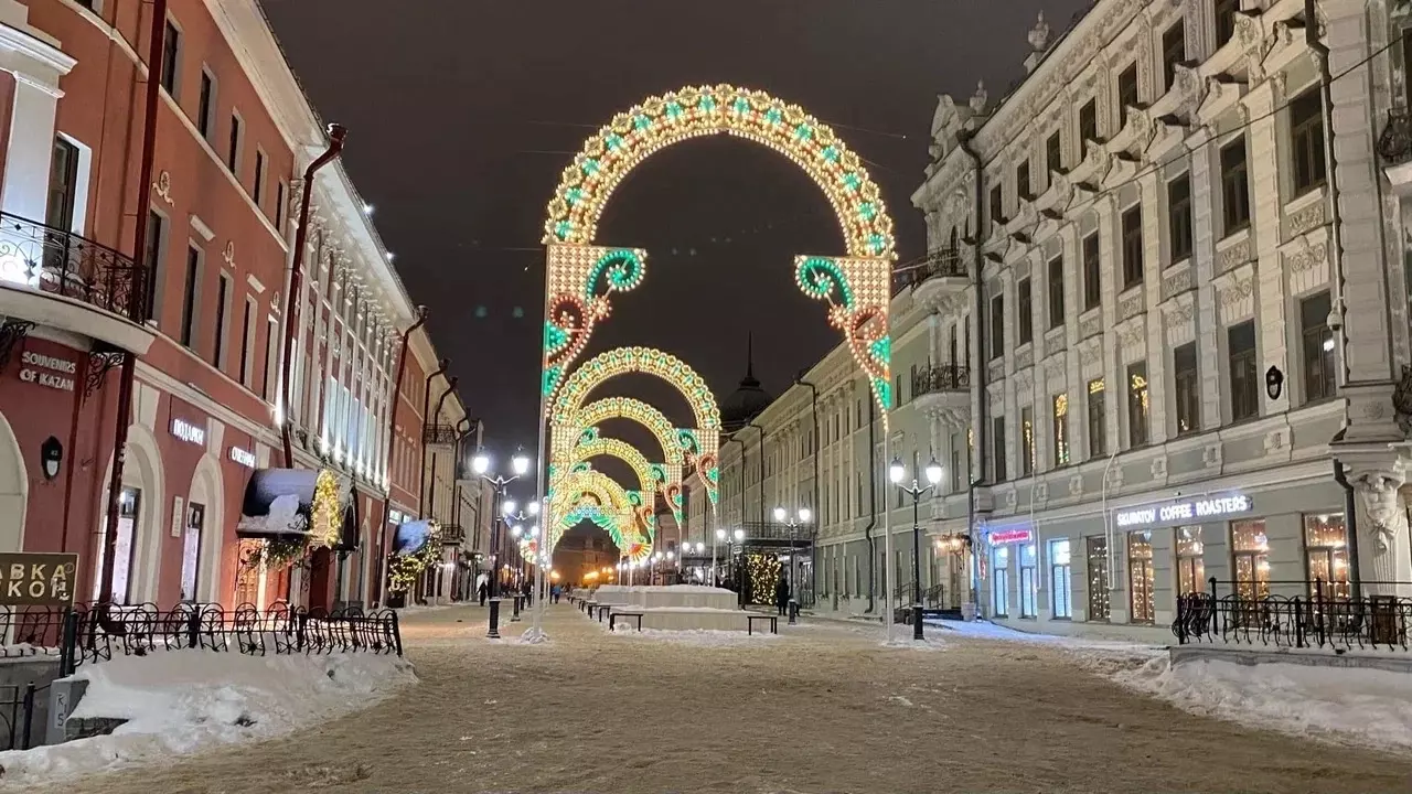В Казани начали устанавливать арки к Новому году на Баумана