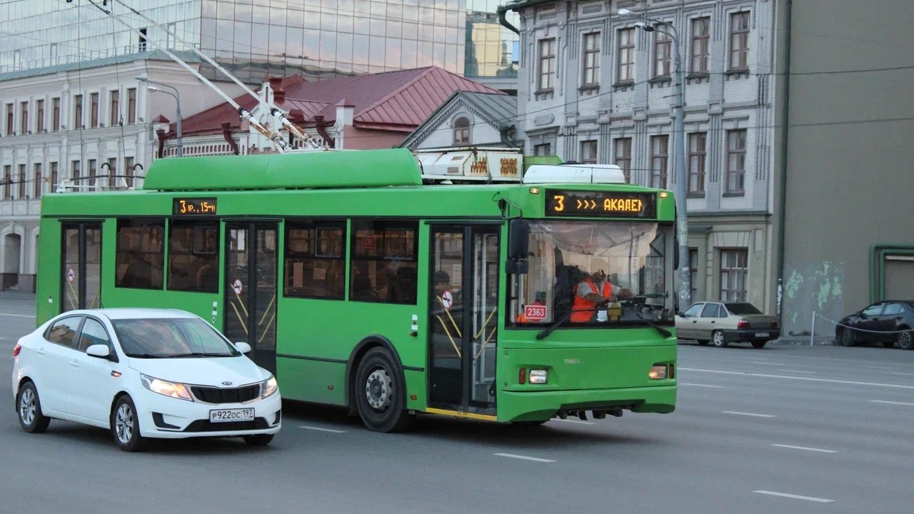 Водители казанских троллейбусов устроили драку на дороге