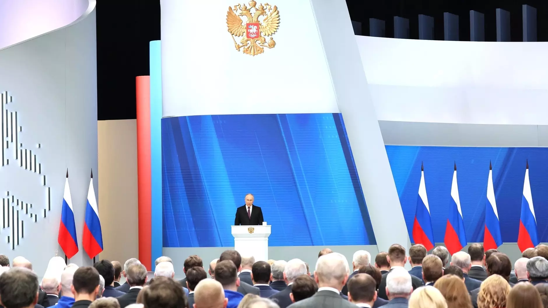 Путин пообещал снизить уровень бедности в России до 7%
