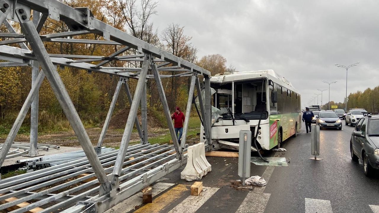 В Татарстане в ДТП автобуса и будущей надземкой пострадали несколько человек
