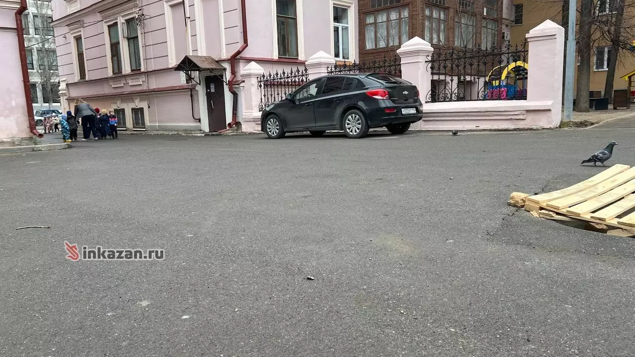 В Казани детсадовцы гуляют на опасной площадке