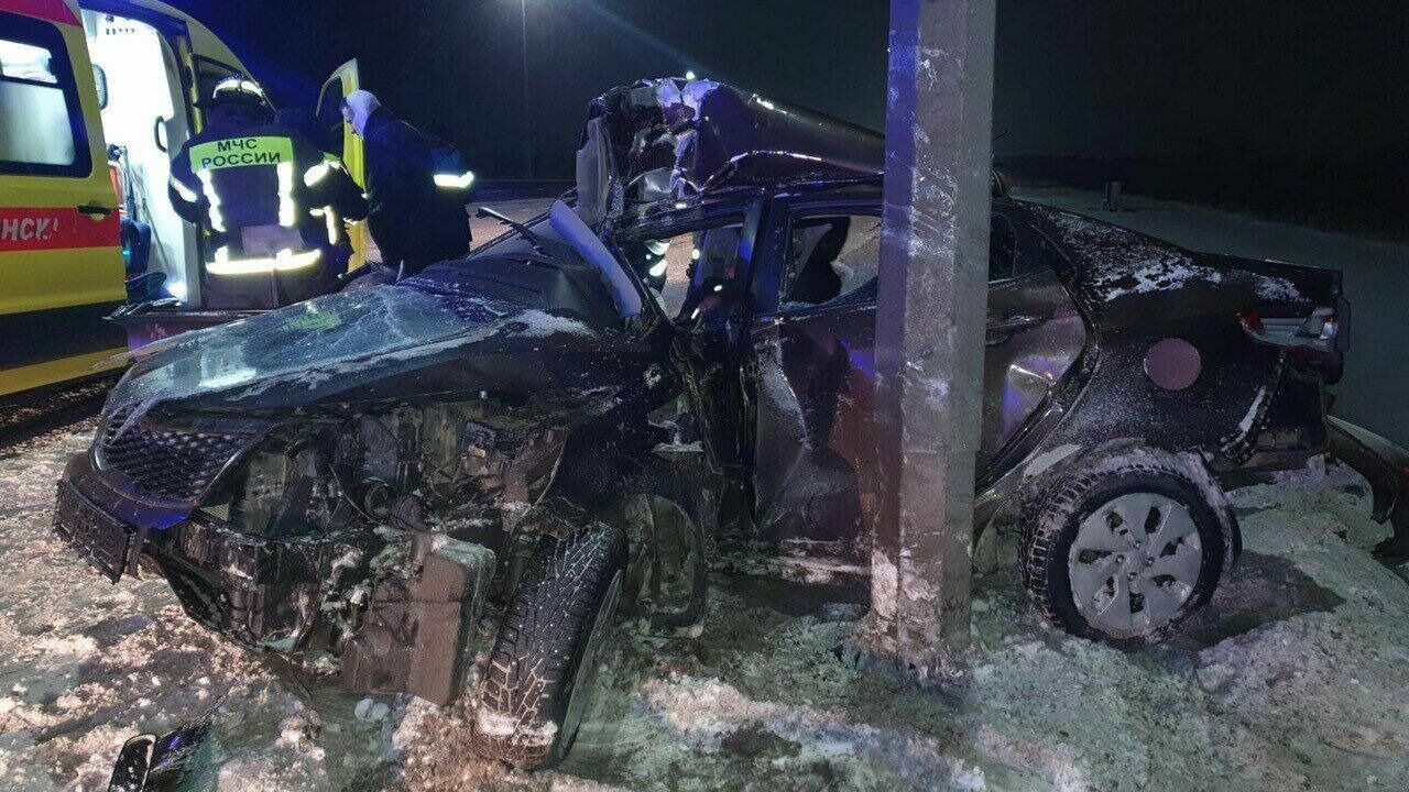В Татарстане 18-летний водитель иномарки вылетел с трассы и врезался в столб