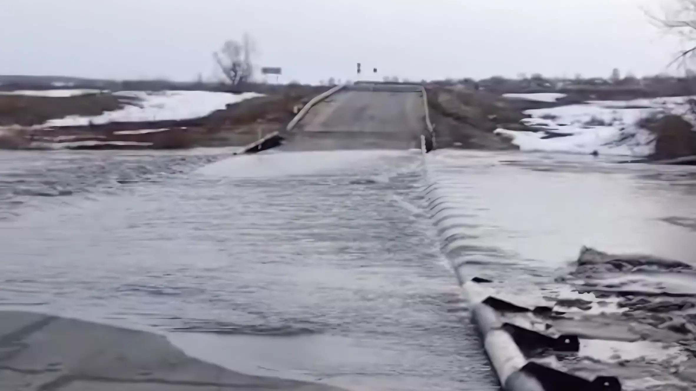 Паводковыми водами в Татарстане затопило 2 моста