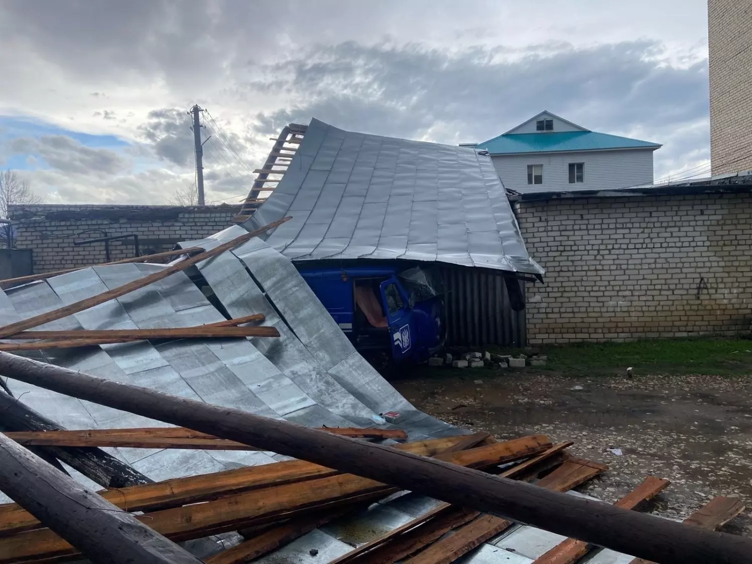 Последствия урагана 23 апреля в Буинском районе. 