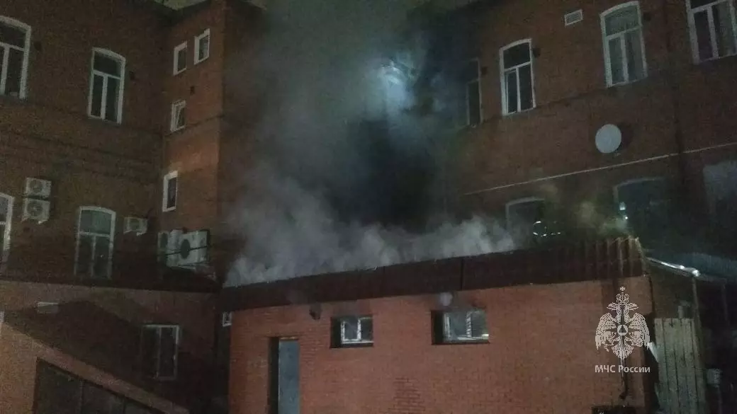 В центре Казани загорелось здание кафе