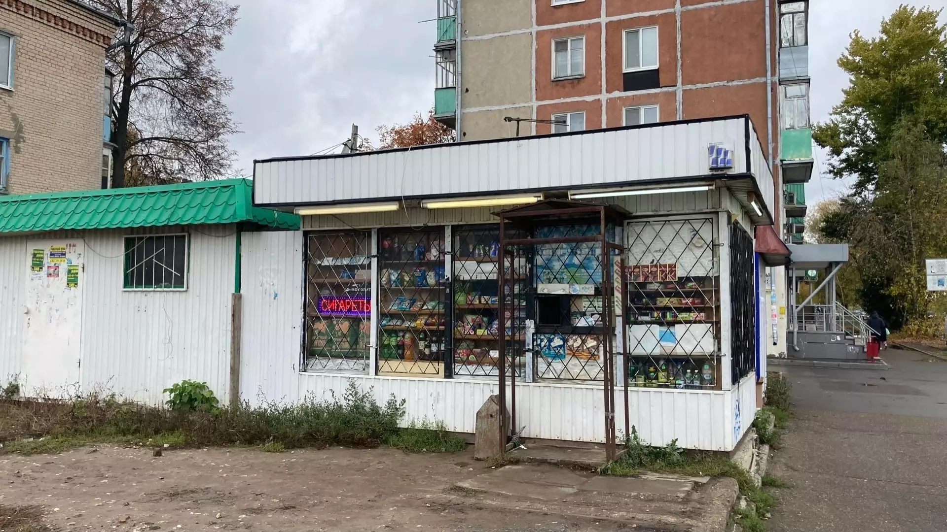 В Казани нашли 8 нелегальных киосков и бетонные ограждения