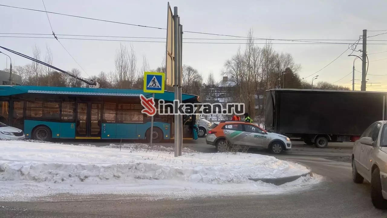 В Казани новый троллейбус столкнулся с «Газелью»