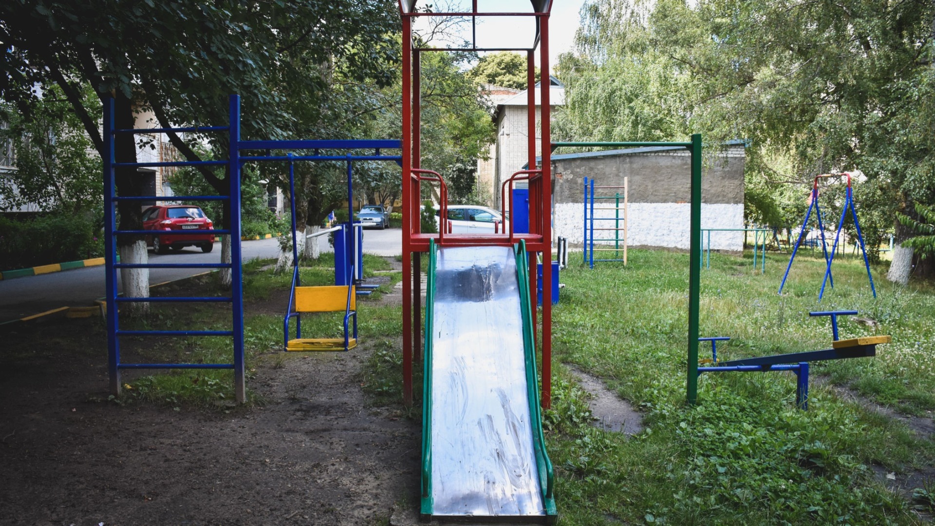Альметьевские дворы получат новые тренажеры и детские площадки