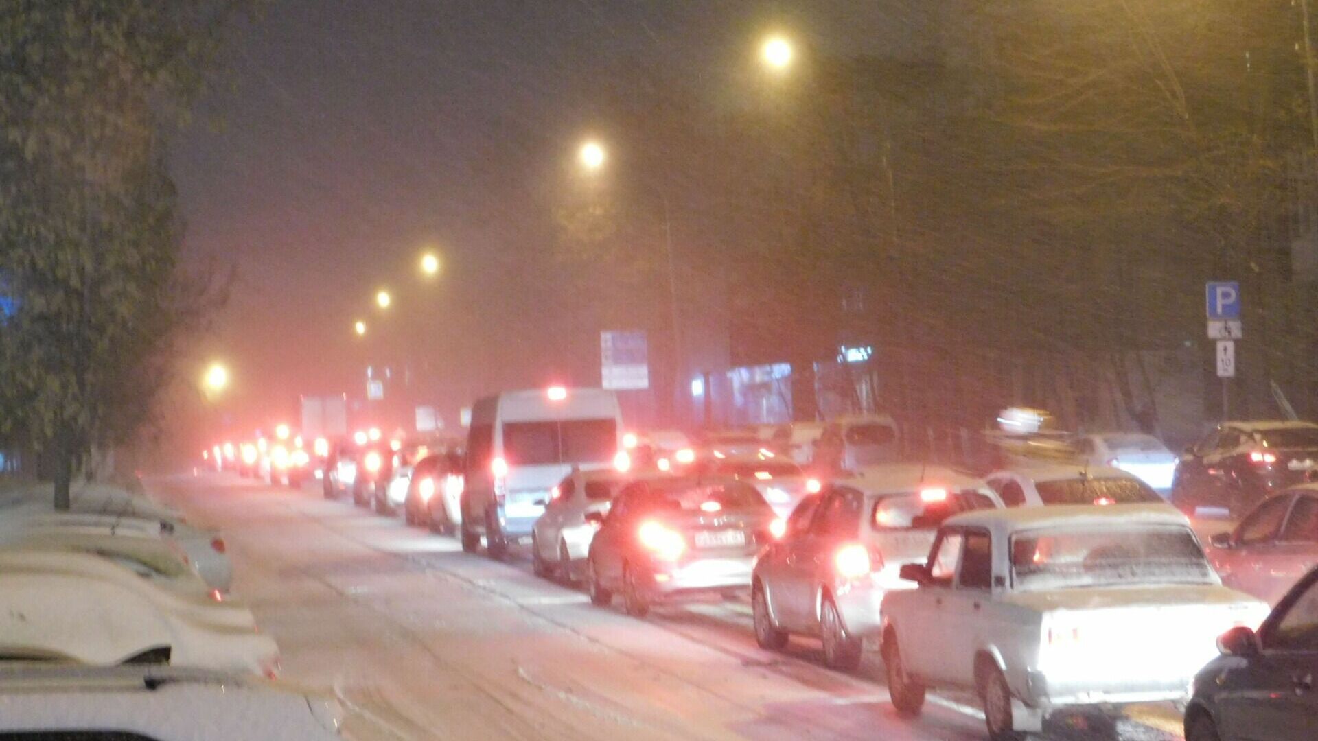 На юге России из-за сильного снегопада образовалась пробка в 100 км