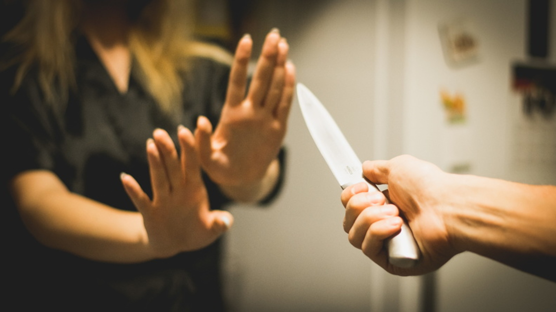 Угроза убийством действием. Мужчина угрожает женщине ножом. Мужик замахивается ножом.