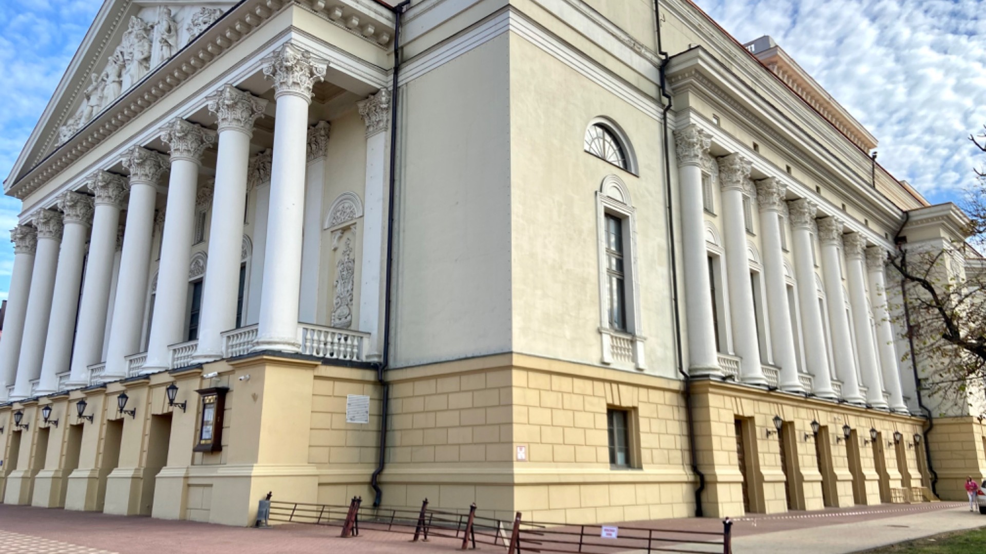 Территорию у театра оперы и балета в Казани перекрыли из-за ремонта аварийной крыши