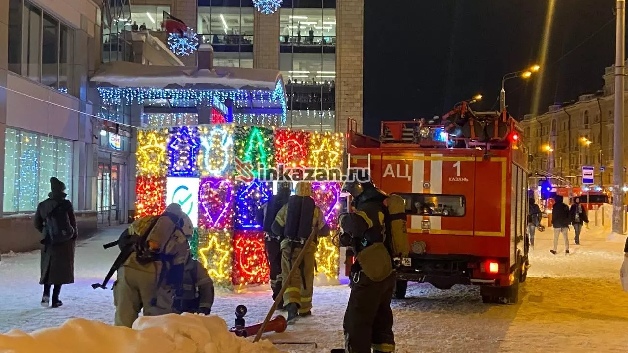 Пожарные не могли открыть люк на вызове в центр Казани