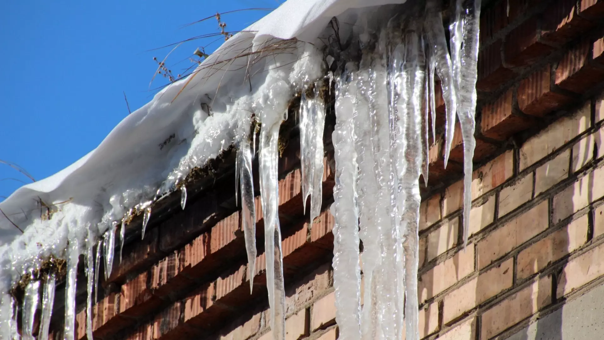 После падения снега с крыши в Зеленодольске на людей начались проверки