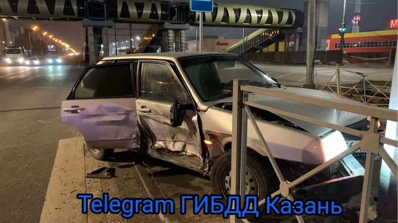 ВАЗ в Казани устроил массовое ДТП и сбил девушку