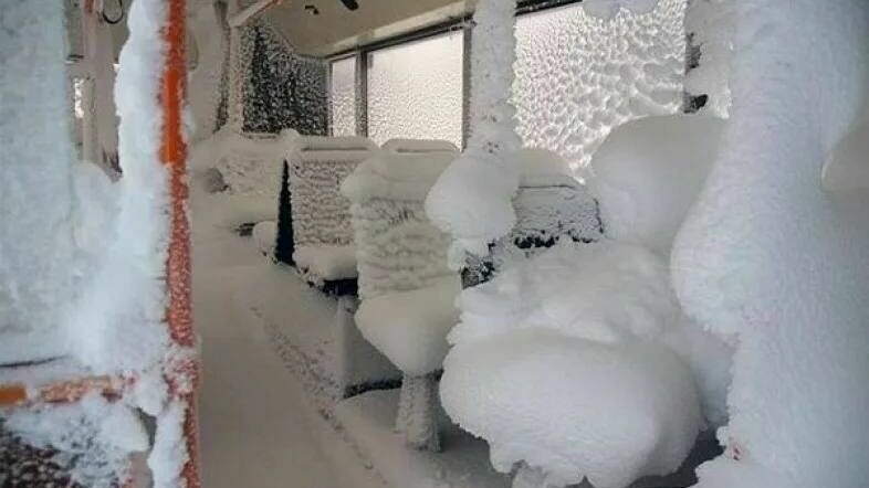 Челнинские автобусы из-за морозов изнутри покрылись льдом