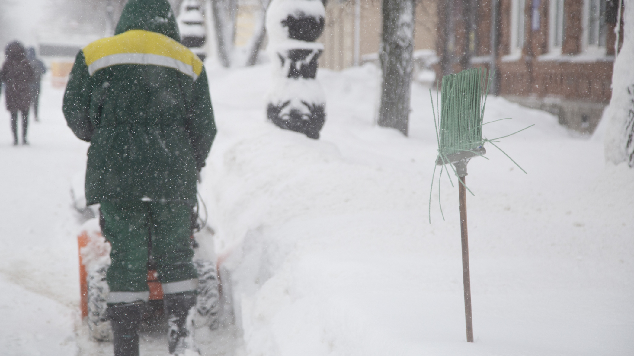 Власти Казани назвали три причины, почему улицы плохо и медленно чистят от снега